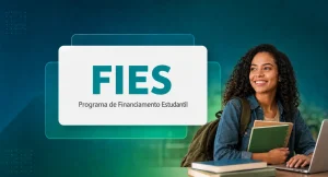 Estudante negra olhando quadro escrito FIES