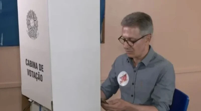 Romeu Zema utiliza celular na cabine de votação (Crédito: GloboNews)